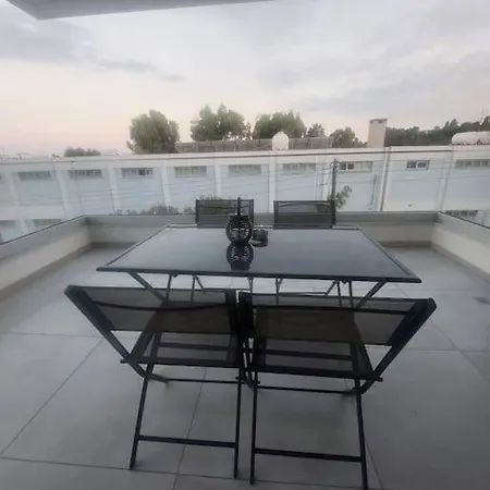 Luxury 2 Bedroom アパート ラルナカ