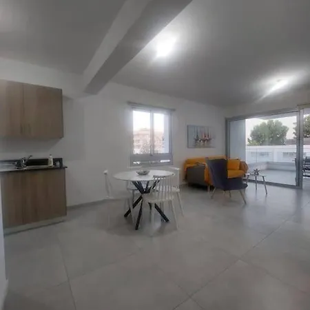 アパート Luxury 2 Bedroom ラルナカ