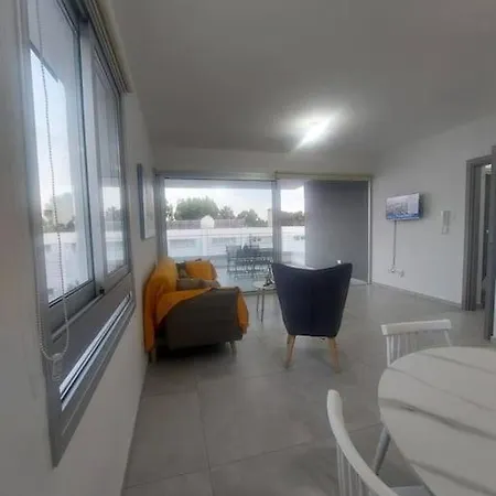 Luxury 2 Bedroom Apartment *